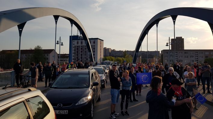 Auf der Frankfurter Stadtbrücke über die Oder protestieren Menschen gegen die Grenzregelungen von Polen.