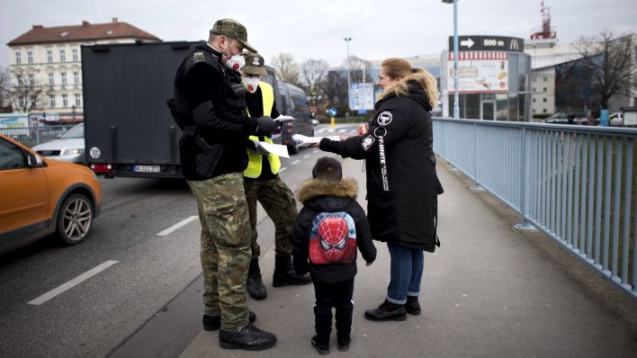 Polnische Beamte kontrollieren Einreisende in Frankfurt (Oder)