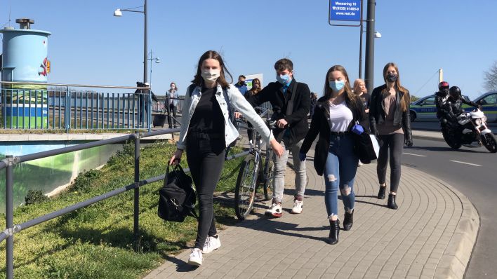 Polnische Abiturientinnen laufen über die Brücke zwischen Frankfurt und Slubice sie kommen für das Abitur nach Frankfurt (Oder)