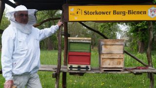 Holger Ackermann mit dem neuen Bienenstock vor der Burg Storkow.