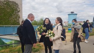 Torsten Kleefeld, der Direktor des Karl-Liebknecht Gymnasiums erhält zum Dank Blumen (Foto: rbb/Stefan Kunze)
