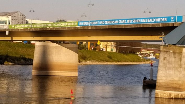 Banner an der Stadtbrücke Frankfurt (Oder): Im Herzen vereint, gemeinsam sind wir stark. Wir sehen uns bald wieder.