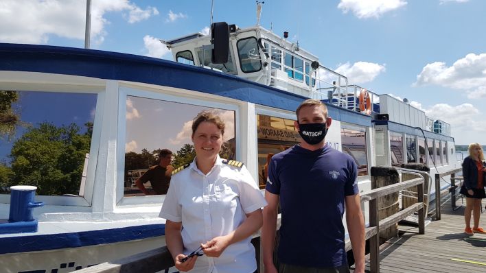 Schiffsführerin Katja Kampfenkel und Bootsmann nach der ersten Rundfahrt vor der MS Fürstenwalde