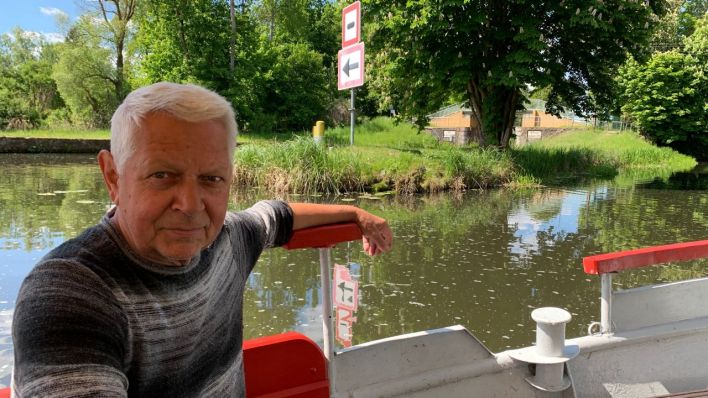 Peter Snachel auf seinem Boot "Onkel Peter" auf dem Finowkanal