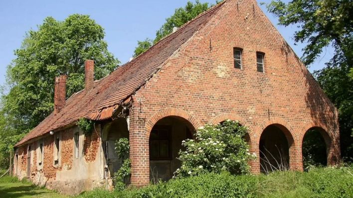 Zerfallenes Vorlaubenhaus unter Denkmalschutz in Lüdersdorf