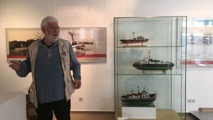 Hobby Historiker Werner Lehmann präsentiert die Oderausstellung