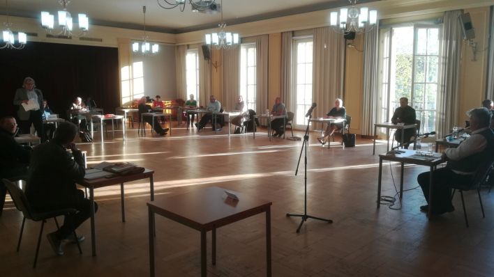 Kreisausschuss-Mitglieder Märkisch Oderland bei ihrer Sitzung im Seelower Kulturhaus mit Corna-Abstand