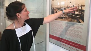 Museumsleiterin Anke Gordon zeigt Exponate der Oderschifffahrt