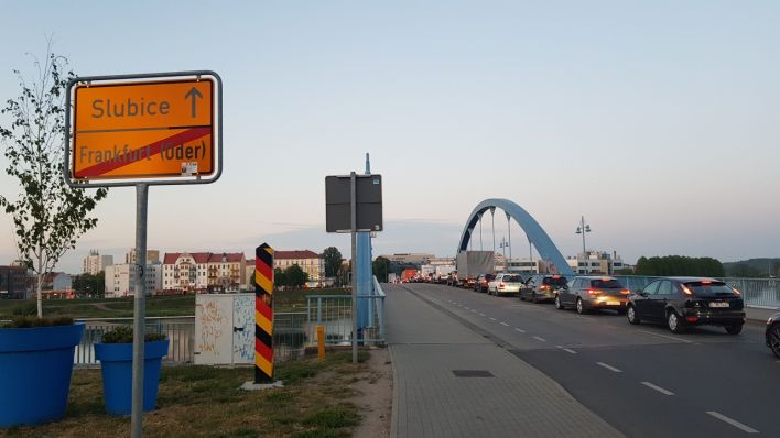 Stadtbrücke Frankfurt (Oder) Slubice mit Grenze