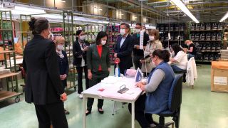 Die Grünen-Bundesvorsitzende Annalena Baerbock (Mitte) schaut sich die Produktion textiler Masken in der Eberswalder Firma Thorka an