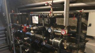 Anschlüsse und Rohre der Power to Heat-Anlage in Nechlin