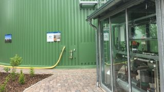 Anschlüsse und Wasserspeicher der Power to Heat-Anlage in Nechlin