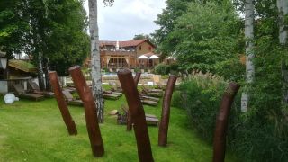 Der Garten mit Liegestühlen im Satama Resort in Wendisch Rietz.