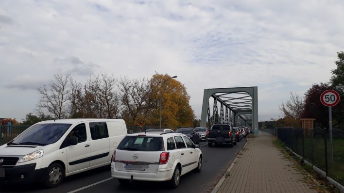 Vor einer Brücke nach Polen stauen sich viele PKW. (Quelle: rbb/Robert Schwaß)