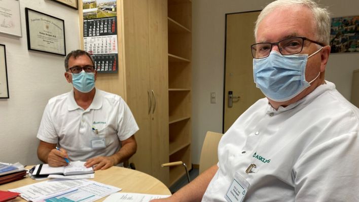 Der ärztliche Direktor Professor Dr. Rüdiger Heicappell bespricht mit seinem Krankenhaus-Hygieniker Thomas Klinkmann die aktuelle Lage.