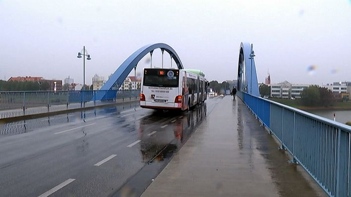 Bus passiert die Stadtbrücke über die Oder