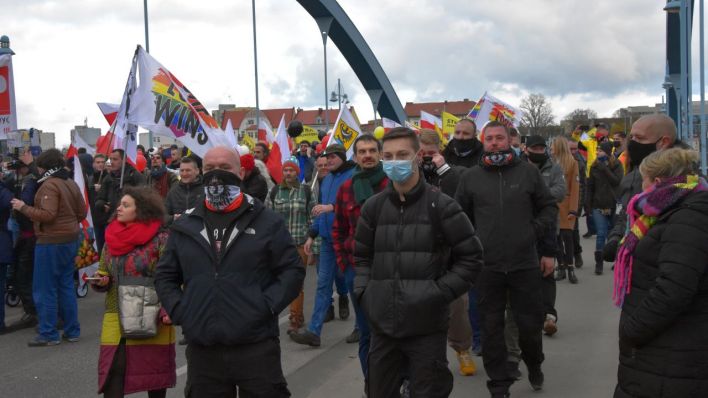 Polen schließen sich am 28.11.2020 der Querdenken-Demo in Frankfurt (Oder) auf der Stadtbrücke an. (Quelle: rbb/Andreas Oppermann)