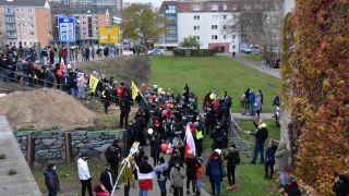Polen schließen sich am 28.11.2020 der Querdenken-Demo in Frankfurt (Oder) auf der Stadtbrücke an. (Quelle: rbb/Andreas Oppermann)