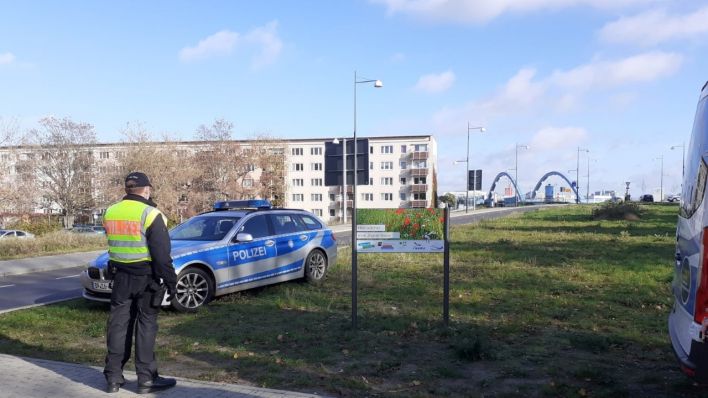 Ein Polizist steht neben einem Polizeiauto vor der Grenzbrücke zwischen Deutschland und Polen in Frankfurt (Oder).
