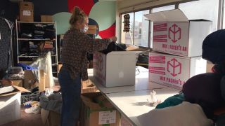 Helfer entladen in Thessaloniki Spenden aus Deutschland