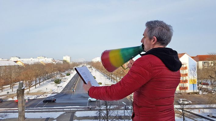 Intendant André Nicke auf dem Dach der Uckermärkischen Bühnen Schwedt