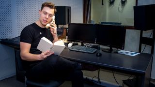 Schauspieler Dominik Müller hält im Lockdown Lesungen am Telefon