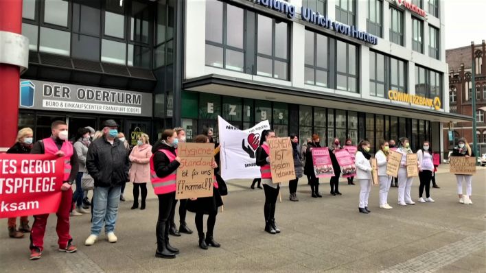Protest der Kosmetikerinnen vor dem Oderturm in Frankfurt (Oder)