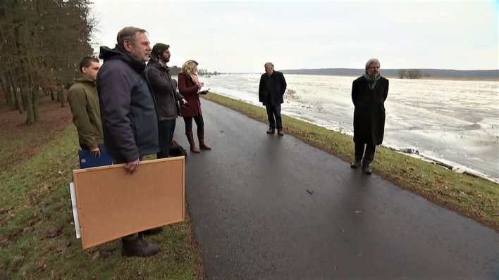 Umweltminister Axel Vogel und Landrat Gernot Schmidtzum Arbeitsbesuch beim Eis Hochwasser an der Oder