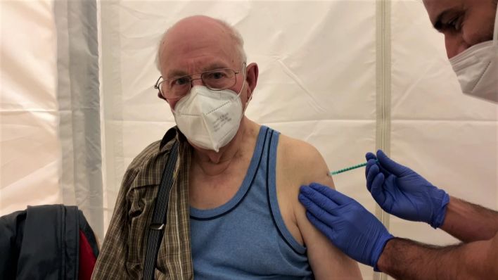 Dieter Sakrenz bekommt als erster in Beeskow die Corona-Impfung