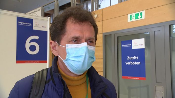 Der Epidemiologe Klaus Stöhr in einem Impfzentrum.