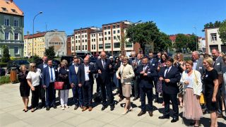 Ministerpräsident Woidke, Oberbürgermeister René Wilke, Marschallin Elżbieta Polak und andere Politiker treffen sich zum Festakt