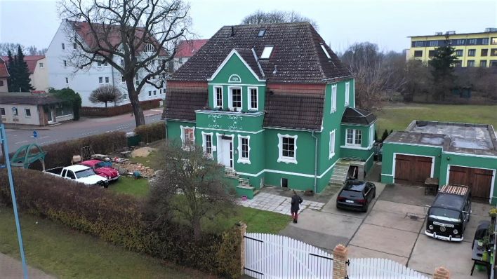 Grüne Villa der Kunstbanausen Leokardia Hateville und Stefan Lange in Schwedt