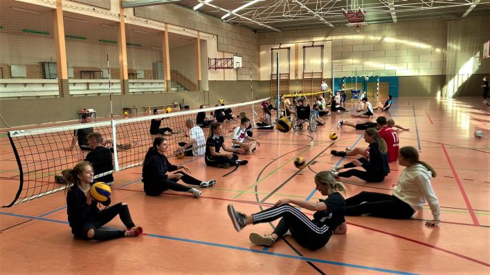 Schüler des Evangelischen Johanniter Gymnasium spielen Sitzvolleyball