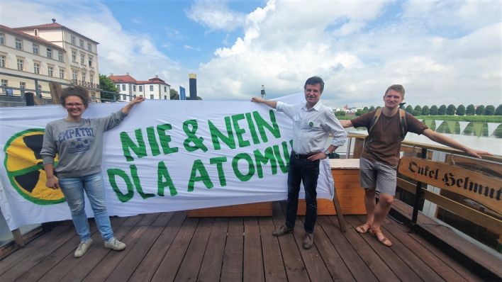 Protest der Grünen auf der Oder in Frankfurt gegen Pläne zum Ausbau von Atomkraft in Polen