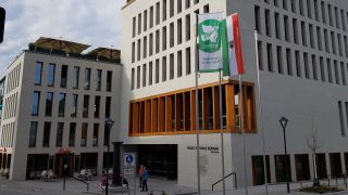 Rathaus Bernau zeigt Flagge für Mayors for Peace