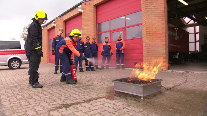 Feuerwehrunterricht in der Uckermark: Schüler der Ehm-Welk-Oberschule lassen sich im Wahlfachunterricht zu Feuerwehrleuten ausbilden. (Quelle: Riccardo Wittig/rbb)