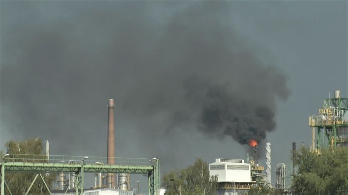 Rauch und Flamme über der PCK Raffinerie in Schwedt
