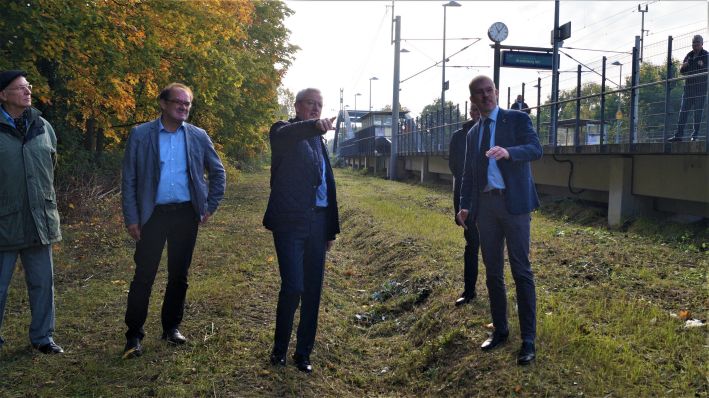 Infrastrukturminister Guido Beermann und Vertreter der Stadt am Bahnhof Erkner
