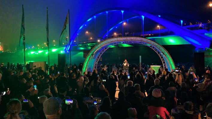 Die Slubicer Sängerin Sara Egwu-James begeisterte mit der beleuchtenden Stadtbrücke die zahlreichen Besucher an der Oder-Promenade.
