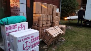 Hilfverein "Wir packen's an" übergibt Spenden an Geflüchtete an Grenze zwischen Polen und Belarus