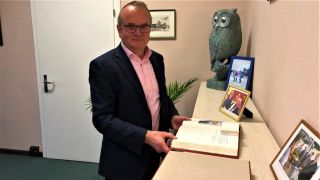 Bürgermeister von Templin Detlef Tabbert in der Amtsstube mit Bildern von Angela Merkel