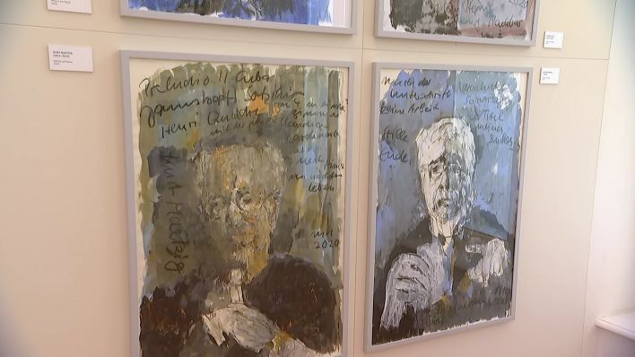 Zwei Porträts gemalt von Armin Müller-Stahl hängen an der Wand