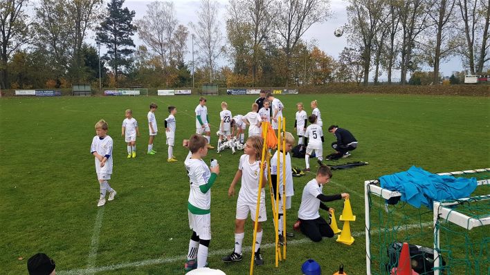 Real Madrid gibt Fußballtraining für Kinder in Rauen