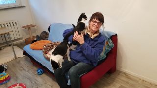 Tägliche Streichel- und Spieleinheiten - so viel Zeit muss sein findet Birgit Graß, ehrenamtliche Helferin im Tierschutzverein Füwalde