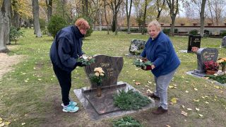Helga Lehmann und ihre Tochter auf dem Friedhof in Müllrose