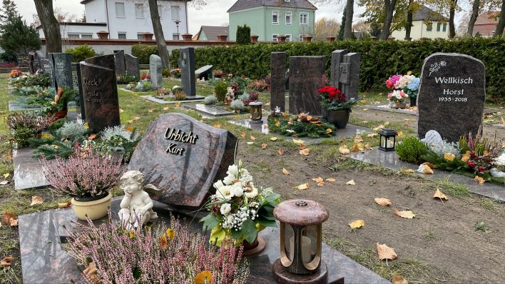 Geschmückte Gräber auf dem Friedhof von Müllrose