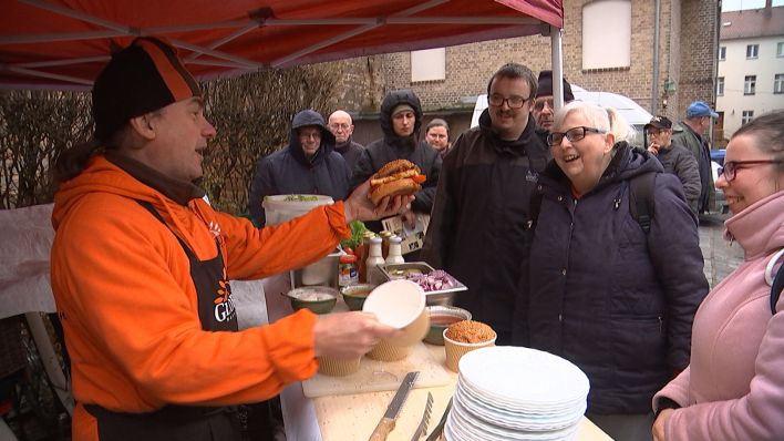 Gastronom Pelikan brät in Eberswalde Burger für Bedürftige vor der Suppenküche