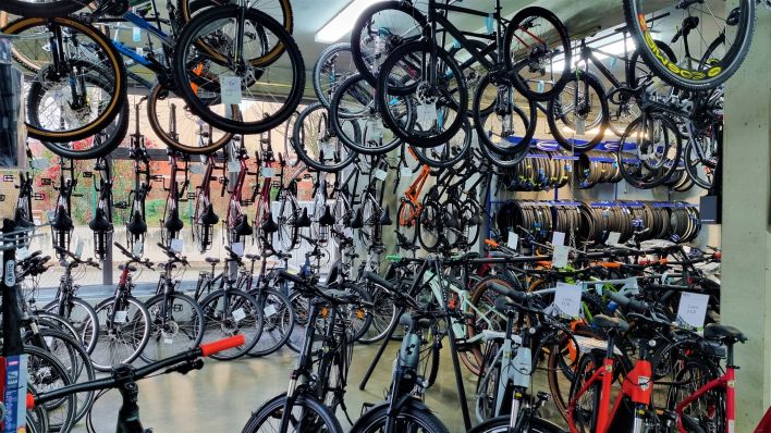 Breite Auswahl an Fahrrädern in einem Geschäft