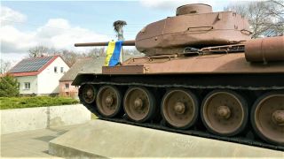Sowjetischer Panzer mit Fahne der Ukraine in Kienitz