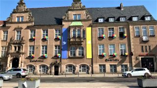 Bunte Regenschirme am Rathaus Eberswalde am Tag gegen Rassismus